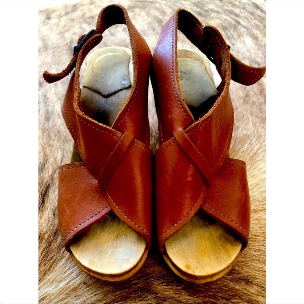No.6 clog sandals. 3 1/4 inch heel. Gentle and lovingly used pics reflect 🔥🔥🔥